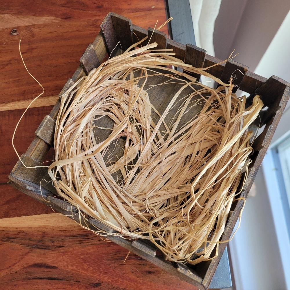 Decorative Collectible Chicken Figurine Rustic Wooden Crate/Straw Egg Resin RARE - Picture 3 of 15